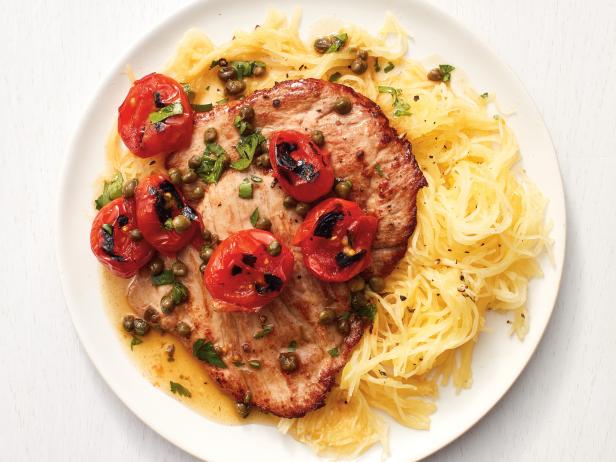 Wie man Schweinefleisch-Scaloppine mit Spaghetti-Kürbis zubereitet