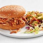 BBQ-Hähnchenbrust-Sandwich mit Krautsalat und eingelegten Okraschoten