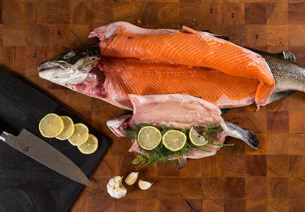 Lachsfleisch enthält Omega-3-Fettsäuren