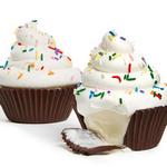 Eiscreme-Cupcakes in Schokoladenbechern