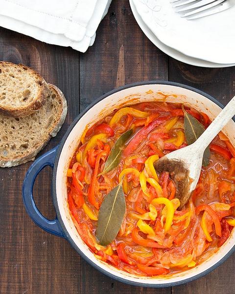 So bereiten Sie Peperonata-Sauce für Pasta zu