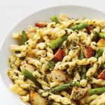 Gemelli-Nudeln mit Pesto-Sauce, Kartoffeln und grünen Bohnen