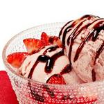 Erdbeereis mit Balsamico-Sirup
