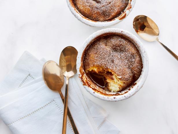 Wie man einen Tiramisu-Puddingkuchen zubereitet