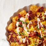 Kartoffelbällchen-Auflauf mit Käse und Speck