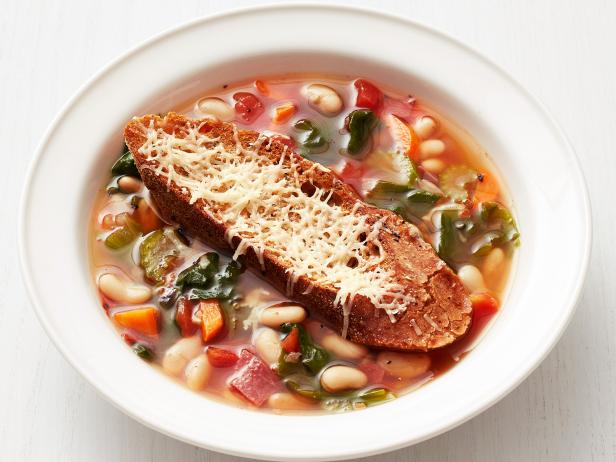 Wie man toskanische Bohnensuppe zubereitet