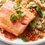 Geschmorter Lachs mit Quinoa und Sesam-Ingwer-Dressing