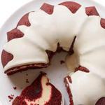 Festlicher Red Velvet Bundt Cake mit Frischkäse-Frosting
