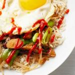 طبق من الأرز والبيض المقلي والخضار