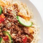 Scharfe Nudeln mit Hackfleisch, Gemüse und Sesamsamen