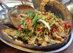 Servieren von Pfeilschwanzkrebsen in einem thailändischen Café