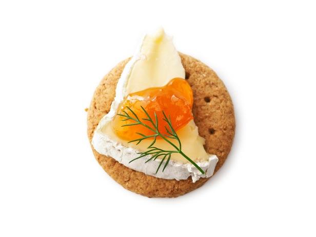 22. Kekse mit Käse und Beerenmarmelade