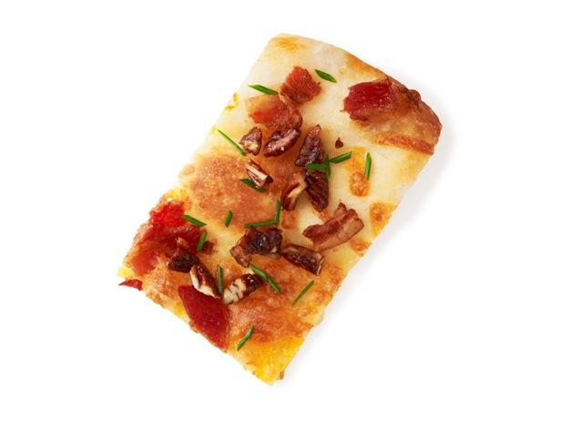 41. Pizza mit Cheddar, Speck und Pekannüssen