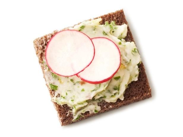 4. Canapés mit Radieschen und Sardellen