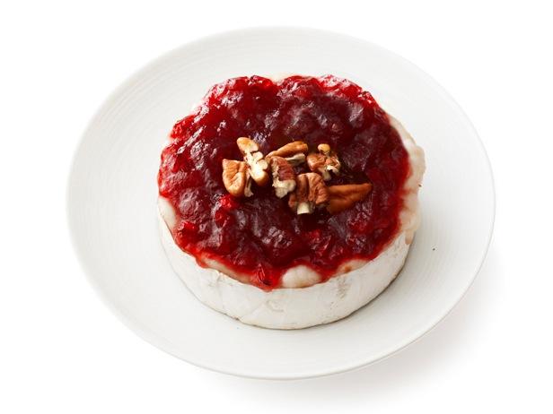 21. Gebackener Brie mit Preiselbeer-Chutney