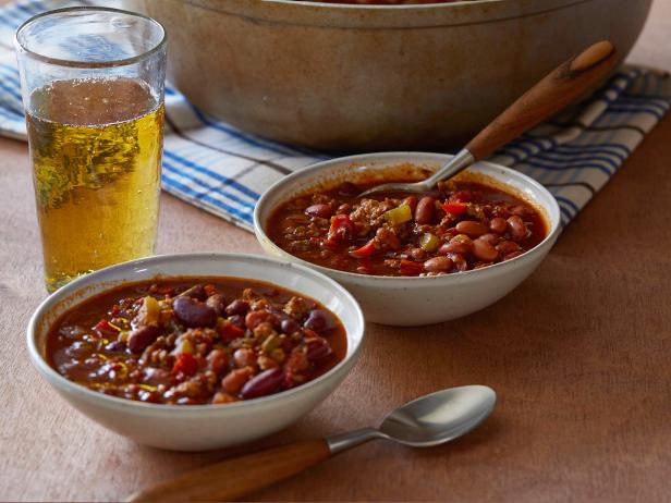 So bereitet man mexikanisches Hähnchen-Chili für Sportfans zu
