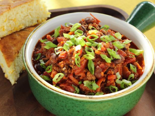 Wie man Chili mit Hackfleisch und Karotten zubereitet
