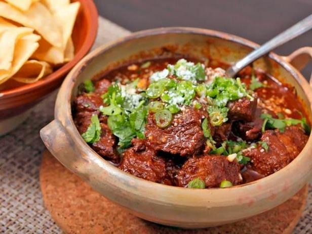 Wie man fleischhaltiges Chili ohne Bohnen zubereitet