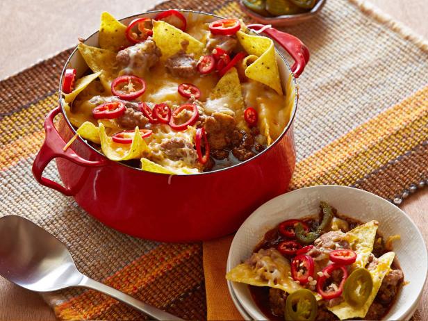 Wie man Chili mit Nachos zubereitet