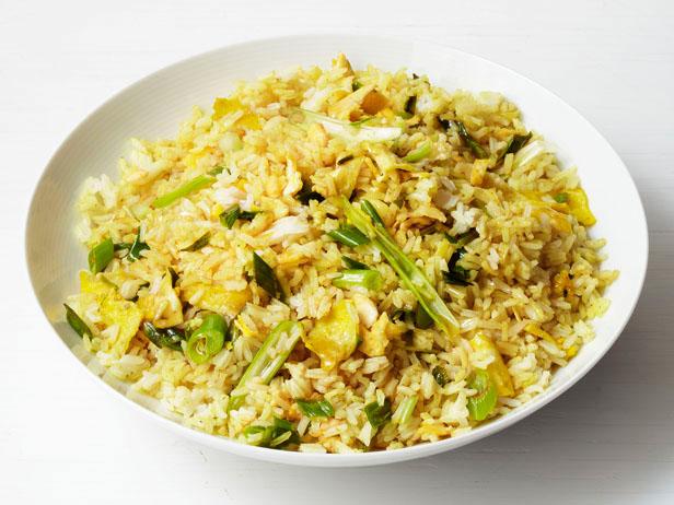 Wie man Curry mit gebratenem Reis zubereitet
