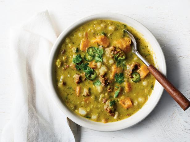 Wie man Chili Verde mit Wurst und Kürbis zubereitet