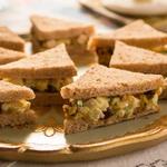 Club-Sandwich mit Hähnchen, Apfel und Currysalat