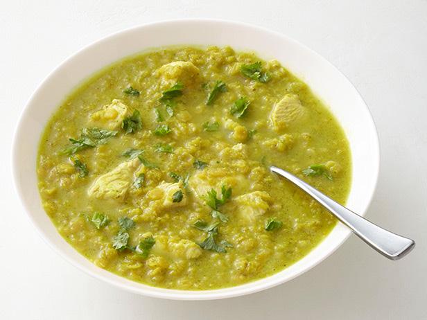 Wie man Linsensuppe mit Hühnchen und Curry zubereitet