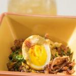 Eiercurry mit Reis und Zwiebelringen