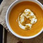 شوربة كريمة الكوسا والجزر مع توابل الكاري