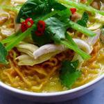 شوربة حليب جوز الهند الحارة مع الكاري والنودلز