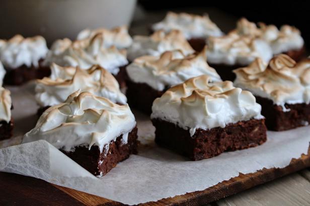 So backt man dekadente Brownies mit Marshmallow-Glasur