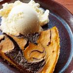 Schokoladenbrownie-Torte mit Kürbiswirbeln