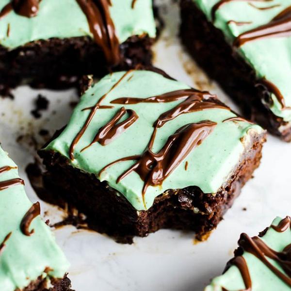 So backt man Brownies mit Minzglasur