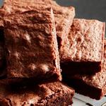 Klassischer Brownie mit Schokolade und Kakao