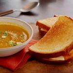 شوربة كاري اليقطين مع شطيرة التفاح
