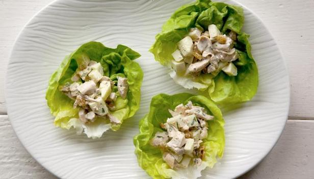 Wie man Hühnersalat mit Rosinen und Curry zubereitet
