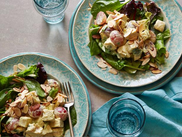 Wie man Hühnersalat mit Trauben und Curry zubereitet