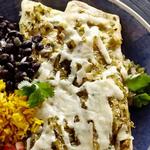Hühnchen-Enchiladas mit gelbem Reis und schwarzen Bohnen