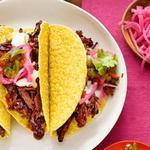 In Portwein geschmorte Rippchen-Tacos mit drei Chili-Sautés