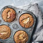 Glutenfreier Buchweizenmuffin mit Banane und Apfel