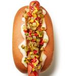 Hotdog mit eingelegtem Gemüse-Relish