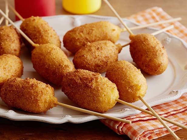 Wie man Mini-Corn-Dogs am Spieß zubereitet