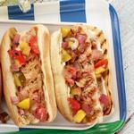 Hotdog mit gegrillten Garnelenschnitzeln und gebratenem Gemüsedressing