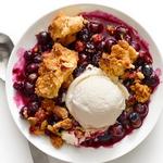 Blaubeer-Crumble mit Mais-Mandel-Topping