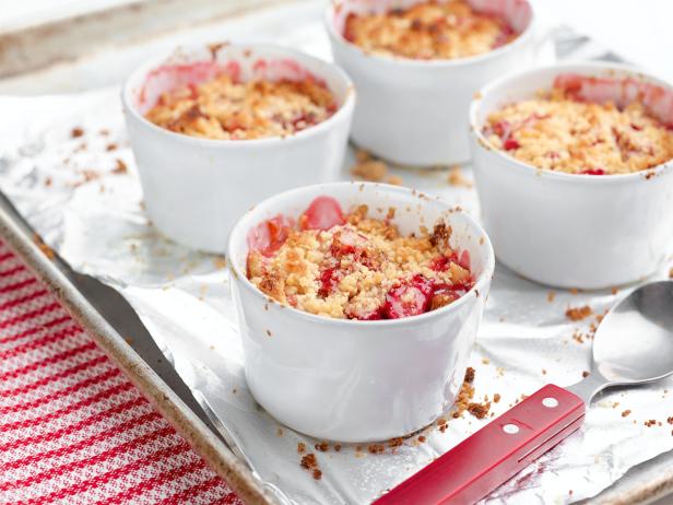 Πώς να φτιάξετε crumble με ραβέντι και φράουλα