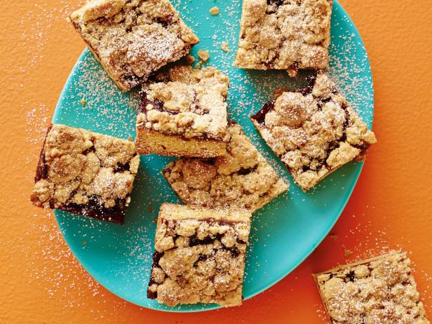 Wie man Apfel-Crumble mit Haferflocken und Zimt zubereitet