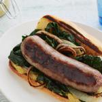 Hotdog mit Bratwurst und Grünkohl