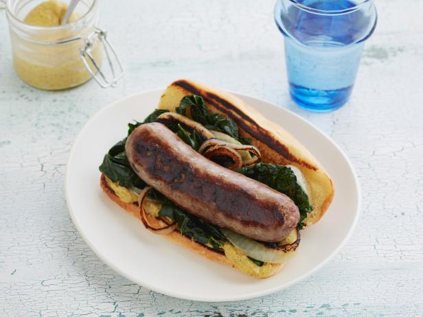 Rezept für Bratwurst-Hotdog mit Grünkohl