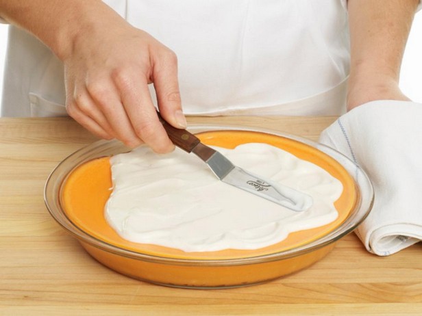 Verteile den heißen Käsekuchen darauf.