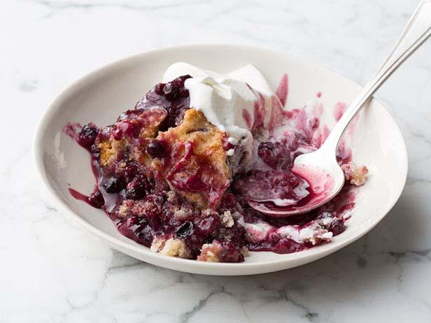 Wie man Blaubeer-Himbeer-Cobbler im Schongarer zubereitet